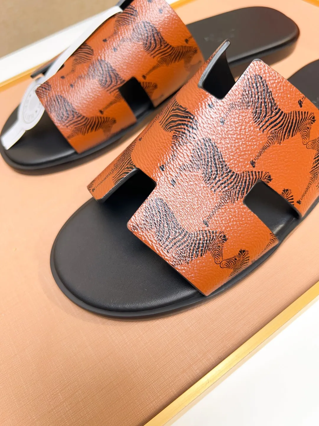 Men's clothing and shoes 💰280 💅💅💅 new arrival. Hermes Hermes official website latest counter synchronized new oran color leather H slippers, the original Paris version flew back to the original model and opened the mold to make it perfectly🍌The highest quality Sincerity, you can enter and leave the counter at will [Deyi] The upper is made of original customized  colored palm prints, crocodile print, ostrich print, colored cow leather, colored cow suede, 🤔 horse hair, 🥳 colored diamonds, 🥰 3D printing, and other genuine leather slippers, imported cow pattern foot pad lining, Italian  latest original genuine leather combination outsole Code number: 38-48 (customized at 46.47.48) Can be made into picture combination sole with genuine leather pattern and ordinary molded outsole